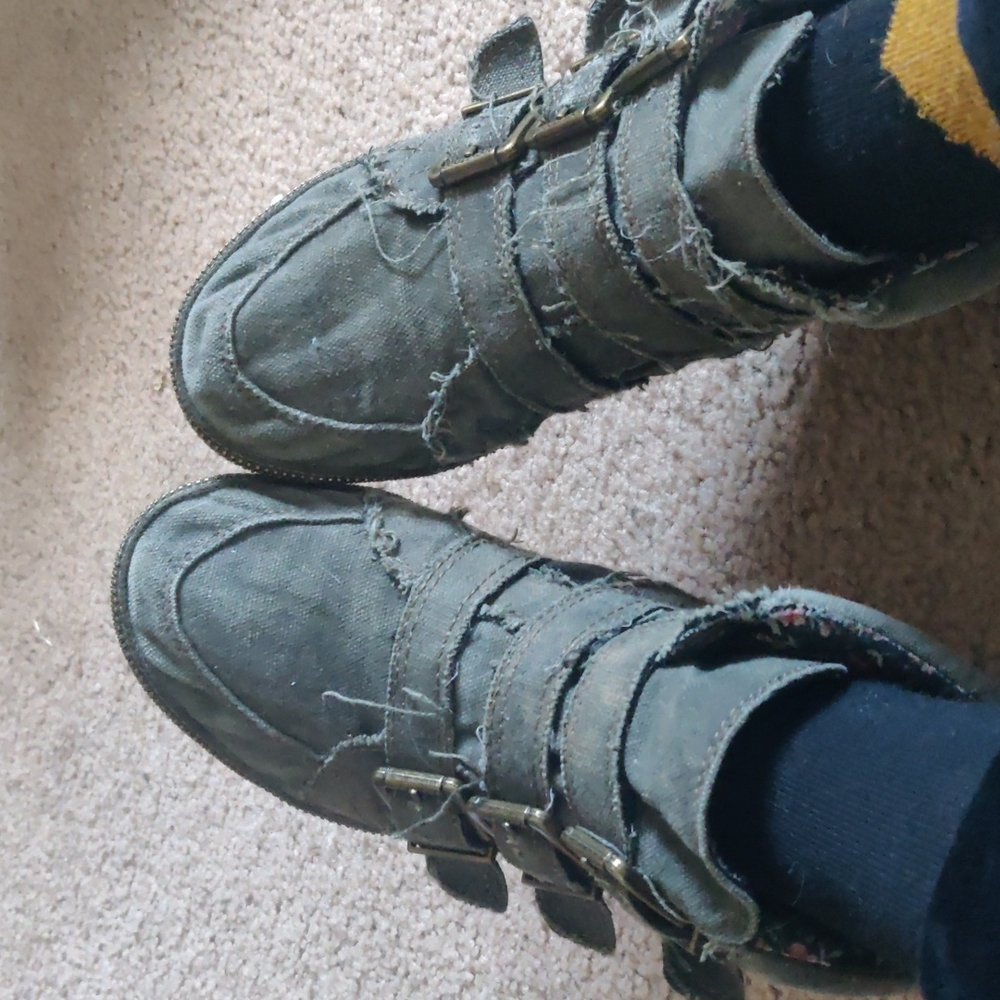 Unique rocketdog Green buckle/zipper canvas shoe size 8
